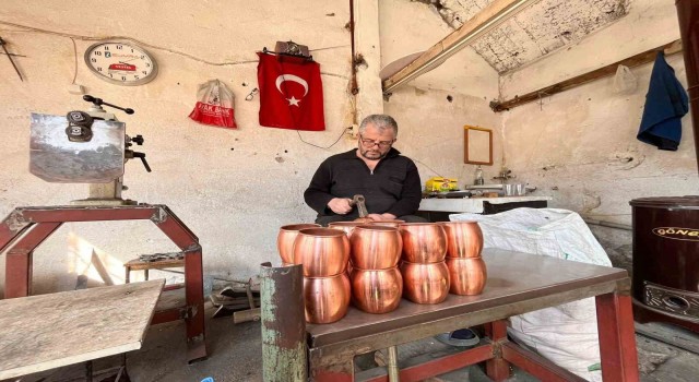 Depremin vurduğu Kahramanmaraşta sokaklardaki sessizliği bakırcı sesleri bozdu