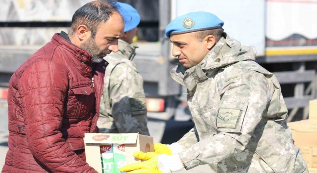 Depremin yaralarını kahraman Mehmetçik sarıyor