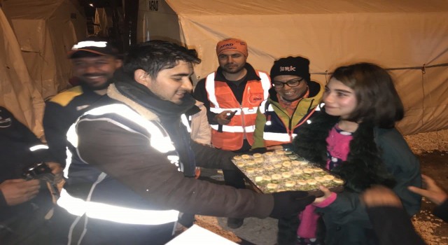 Depremin yıkıntıları arasında doğum günü molası