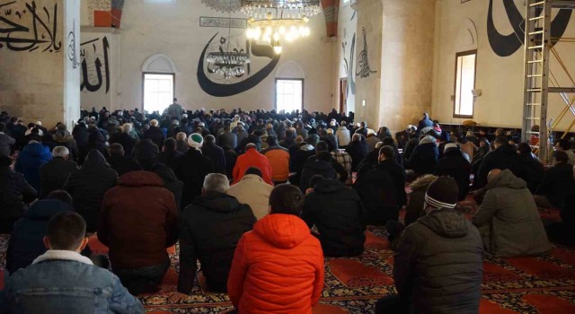 Depremlerde hayatını kaybedenler için gıyabi cenaze namazı kılındı