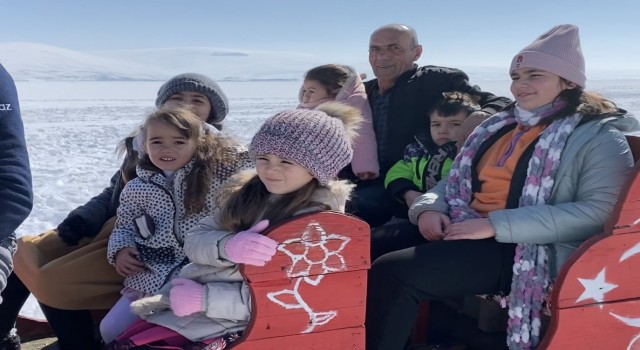 Depremzede ailelerin Çıldır Gölünde atlı kızak heyecanı