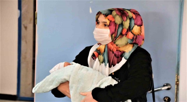 Depremzede anneden yürek burkan sözler: “Kızım çadırda sabaha kadar su diye ağladı”