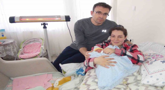 Depremzede annenin bebeği Mersinde doğdu, adı Güney Umut oldu