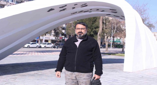 Depremzede baba yüreklere umut olmak için yollara düştü