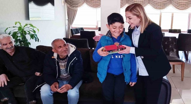 Depremzede Buğraya Milletvekili Gökcandan sürpriz doğum günü pastası