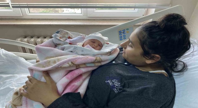 Depremzede çift anne baba olmanın sevinciyle teselli buldu