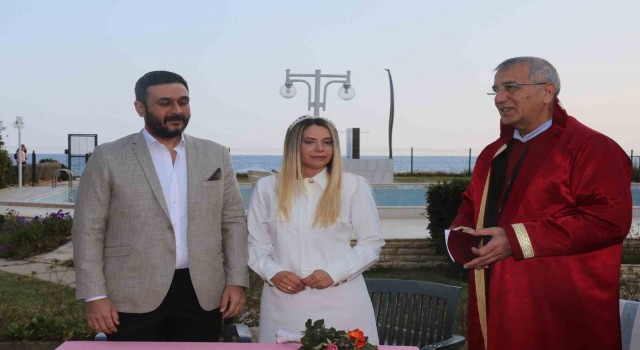 Depremzede çift Mersinde dünya evine girdi