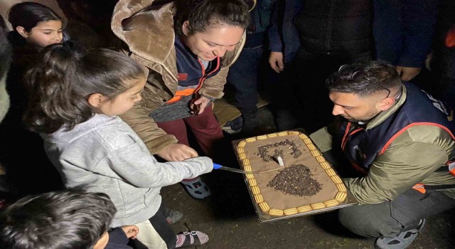 Depremzede çocuğa doğum günü sürprizi
