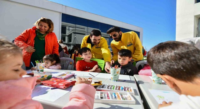 Depremzede çocuklar ev çizdi