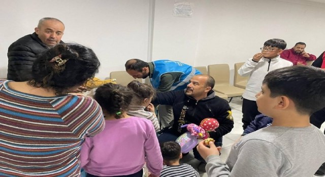 Depremzede çocuklar için topladığı oyuncakların dağıtımını yaptı