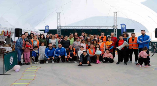 Depremzede çocuklar mobil etkinlik çadırı ile moral buluyor