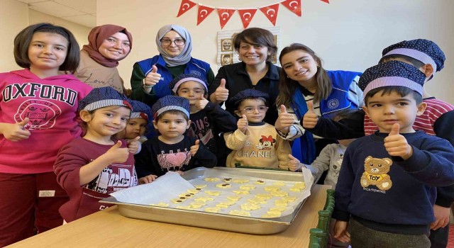 Depremzede çocuklar mutfakta