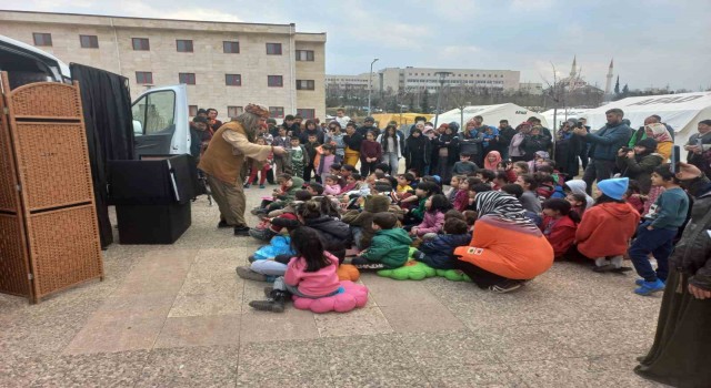 Depremzede çocuklara ‘Meddah Amcadan masallar