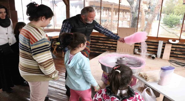 Depremzede çocuklara moral oldular