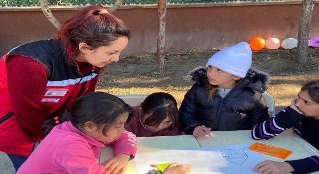 Depremzede çocuklara Muğladan giden ekipler psikososyal destek sağlıyor