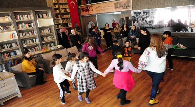 Depremzede çocuklara psikolog eşliğinde etkinlik