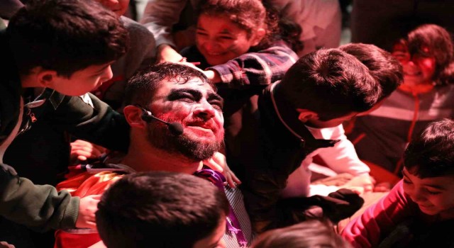 Depremzede çocuklara Sivasta tiyatro morali