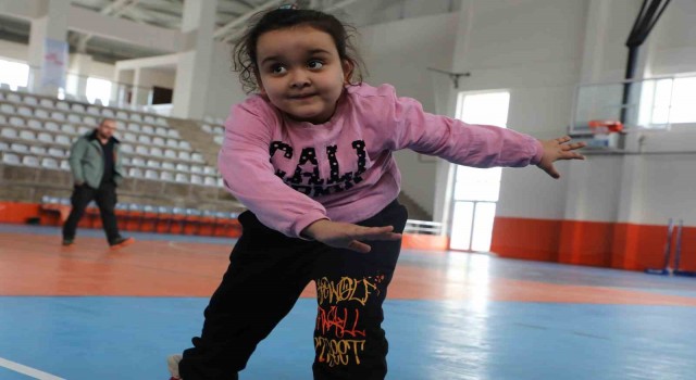 Depremzede çocuklara spor egzersizi
