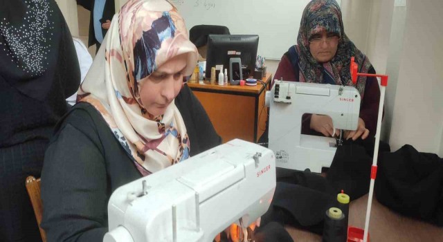 Depremzede çocuklara uyku tulumu, atkı ve bere diktiler