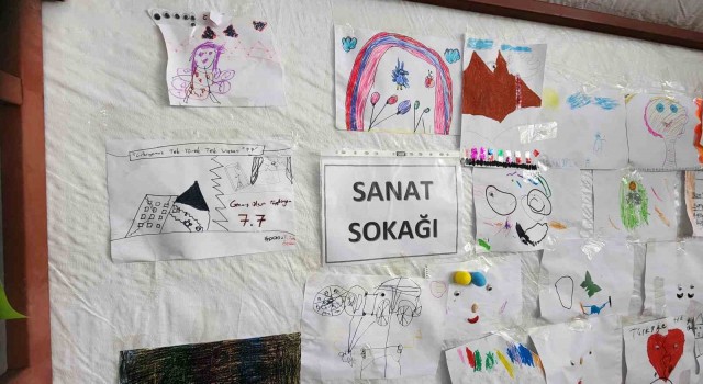 Depremzede çocukları eğlendirip tıraş ettiler