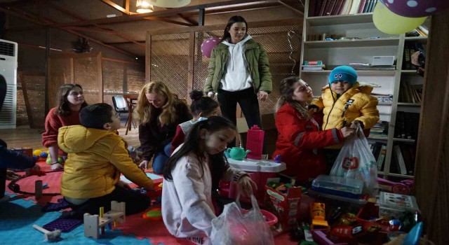 Depremzede çocukların travmaları oyun alanlarıyla silinmeye çalışılıyor