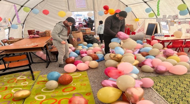 Depremzede çocukların yüzünde bir tebessüm olmak için Trabzondan geldiler