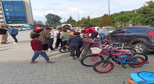 Depremzede çocukların yüzünü güldürdüler