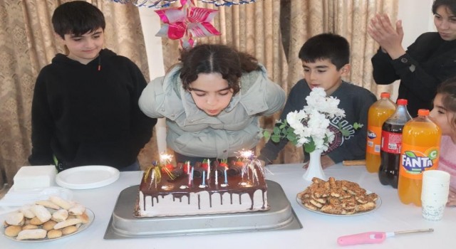 Depremzede Fatmaya polislerden doğum günü sürprizi