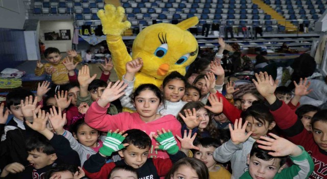 Depremzede Fenomen Civciv, çocukların neşe kaynağı oluyor