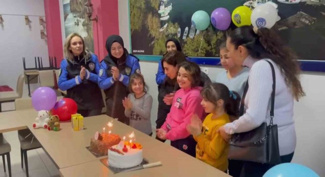 Depremzede Gümüşe polislerden doğum günü sürprizi
