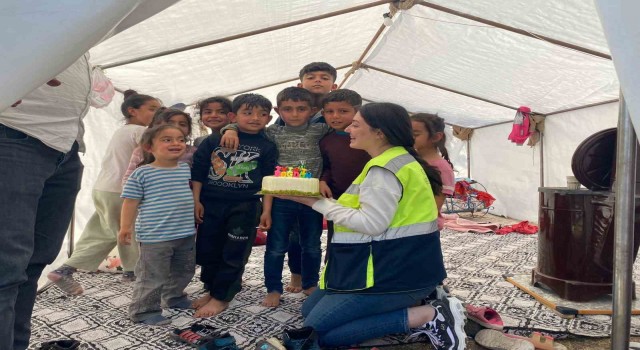 Depremzede Hasan ve Ahmete Osmaniye Belediyesinden doğum günü sürprizi