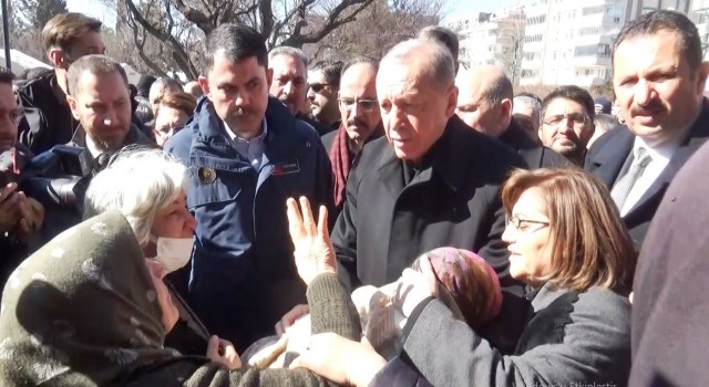 Depremzede kadın Cumhurbaşkanı Erdoğana sarılarak ağladı