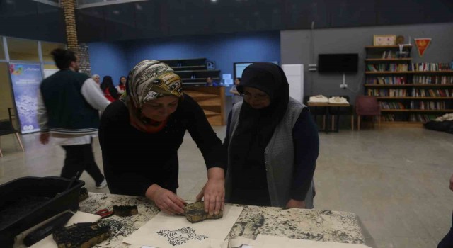 Depremzede kadınlar çocuklar için örgü örüp, taş baskı yaptı