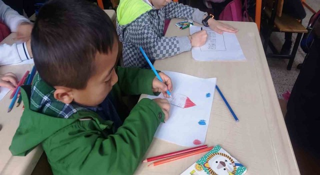 Depremzede öğrenci Ali Erenin resim dersinde çizdiği resim yürekleri dağladı