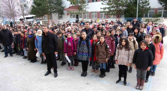 Depremzede öğrenciler yeni sıra arkadaşları ile ders başı yaptı