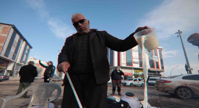Depremzede Sütçü baba ineklerini depremzedeler ve ekipler için sağıyor