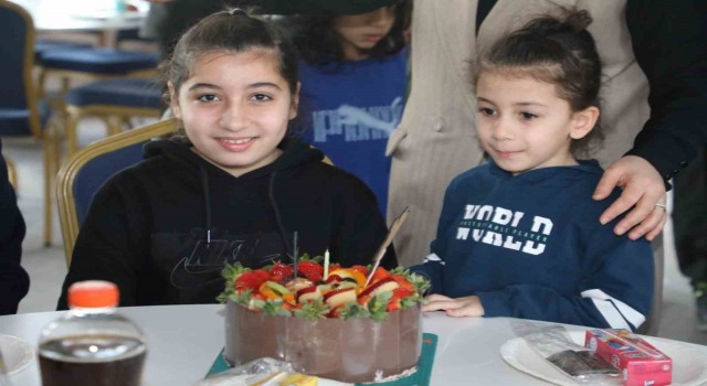 Depremzede Yarene doğum günü sürprizi