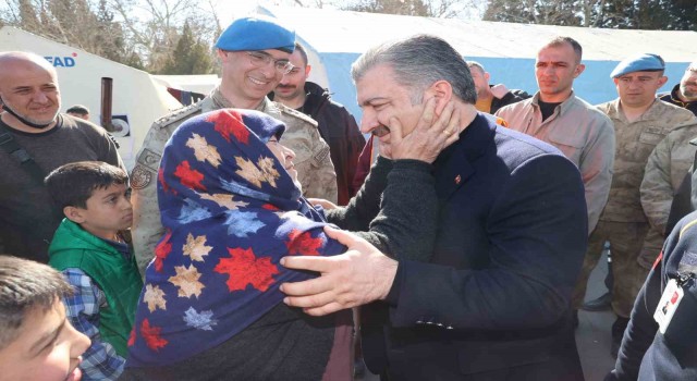 Depremzede yaşlı kadın Bakan Kocanın boynuna sarılıp teşekkür etti