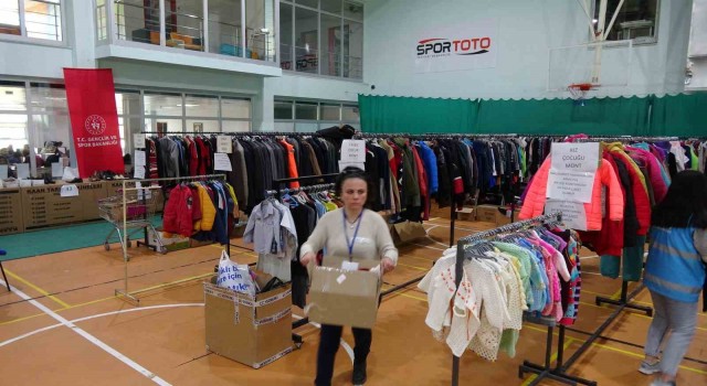 Depremzedeler bu mağazada ihtiyaç duydukları ürünleri gönüllerince seçerek eksikliklerini gideriyor