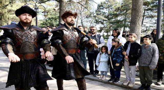 Depremzedeler Ertuğrul Gazi Türbesinde saygı nöbetini izledi