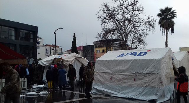 Depremzedeler için Bölgede 300 Bin 809 çadır kuruldu
