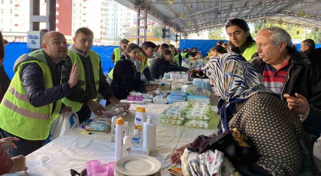 Depremzedeler için gençler ilk andan beri görevde