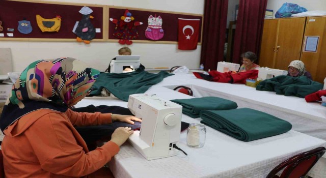 Depremzedeler için gönüllü olarak tulum ve battaniye dikiyorlar