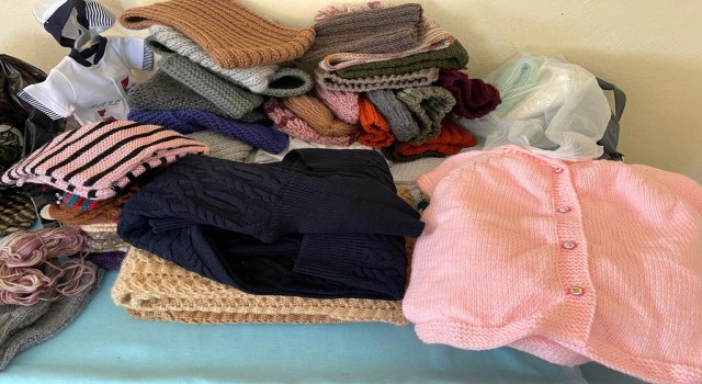 Depremzedeler için kışlık giysi dikiyorlar
