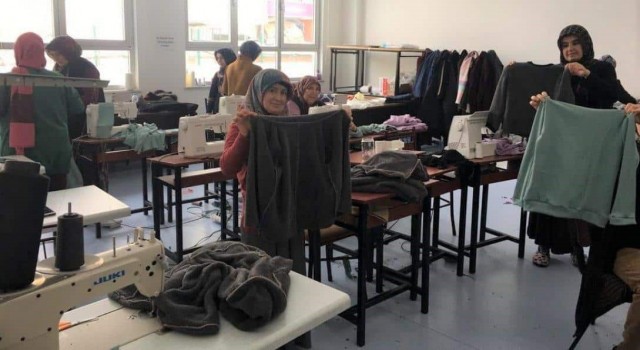 Depremzedeler için kıyafet dikiyorlar
