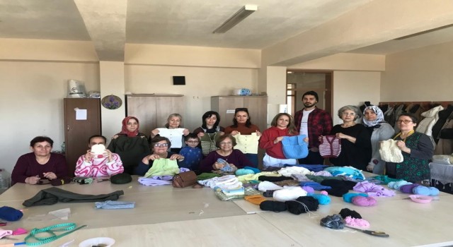 Depremzedeler için kıyafet örüyorlar