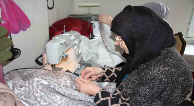 Depremzedeler üşümesin diye kışlık giysiler dikiyorlar