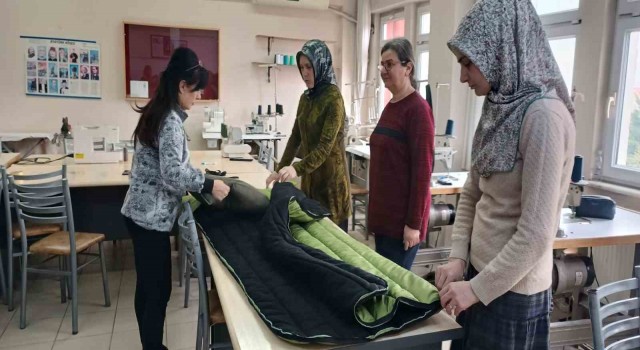 Depremzedeler üşümesin diye makinenin başına geçtiler