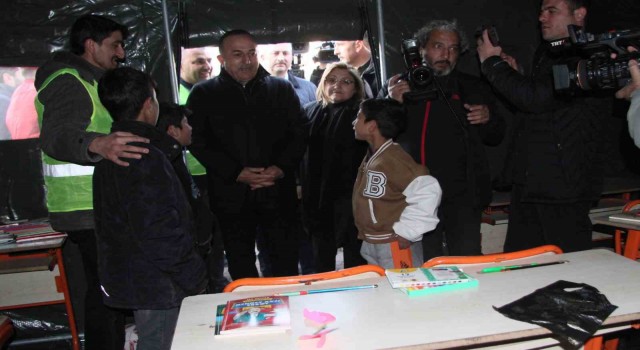 Depremzedelerden Dışişleri Bakanı Çavuşoğluna ilginç talep ve şikayetler
