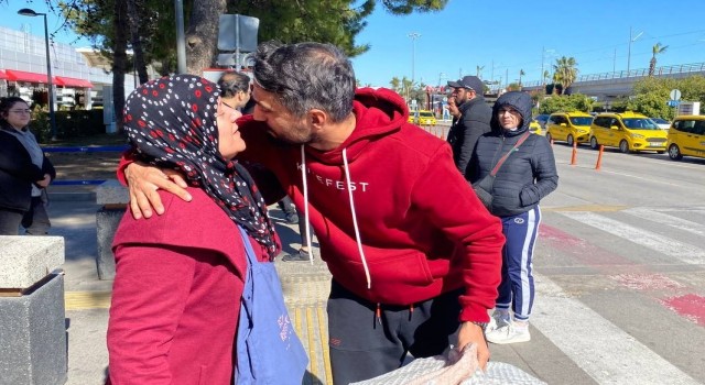 Depremzedelere Antalyada duygusal karşılama